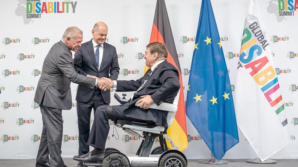 Nawaf Kabbara, Präsident des Weltverbandes der Selbstvertretungsorganisationen von Menschen mit Behinderungen, wies auf wachsende Unsicherheit in einer Zeit vieler Krisen und Kriege sowie wegen Finanzierungskürzungen hin. Foto: Michael Kappeler/dpa
