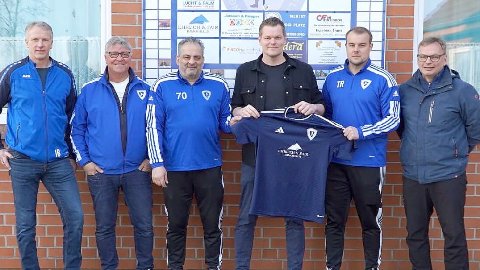 Auf die Zusammenarbeit mit Sven Fugel (Dritter von rechts) freuen sich (von links): Ingo Beening (1. Vorsitzender SV Stikelkamp), Uwe Freudenberg (Sportlicher Leiter der SG), Renan Wiesner (Torwarttrainer) Sven Fugel, Sven Kleemeyer (Co-Trainer) und Uwe Welzel (1. Vorsitzender VfL Jheringsfehn). Foto: Privat