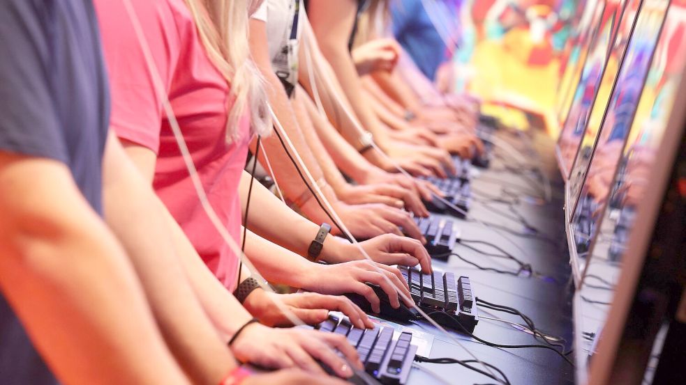 Bei der Gamescom strömen zehntausende Menschen durch die Kölner Messehallen und probieren neue Games aus. Foto: Oliver Berg/dpa