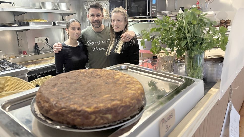 Inhaberin Jana Hägermann (von rechts) und Koch Jesús Espina Diaz haben gemeinsam die Tapasbar Picofino eröffnet. Unter anderem werden sie von Servicekraft Sarah Lee Dam unterstützt. Foto: Bothe