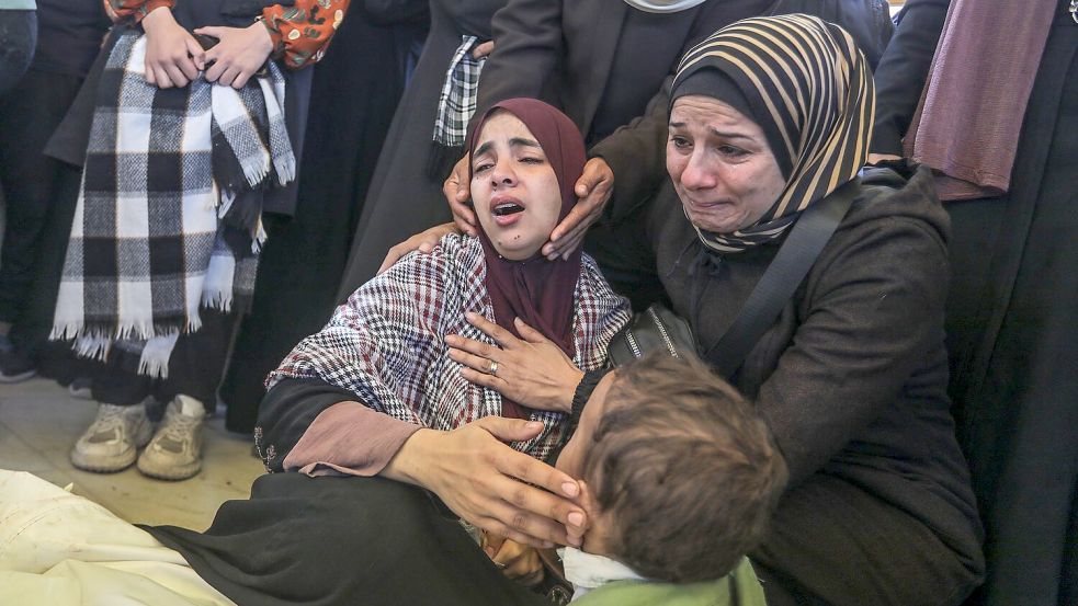 Frauen im Gazastreifen trauern um getötete Angehörige. Foto: Abed Rahim Khatib/dpa