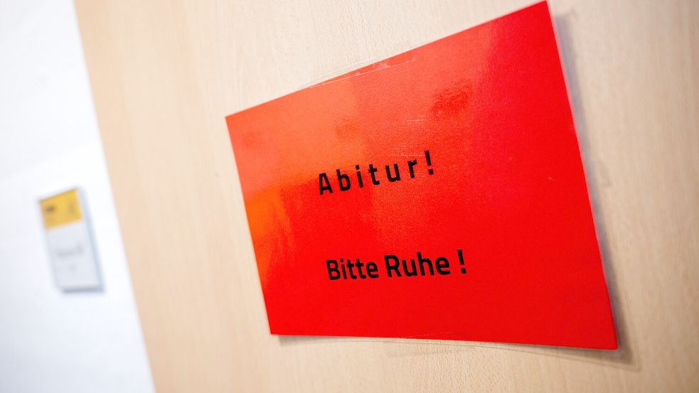 Seit Montag laufen die schriftlichen Abiturprüfungen in Niedersachsen. Foto: DPA