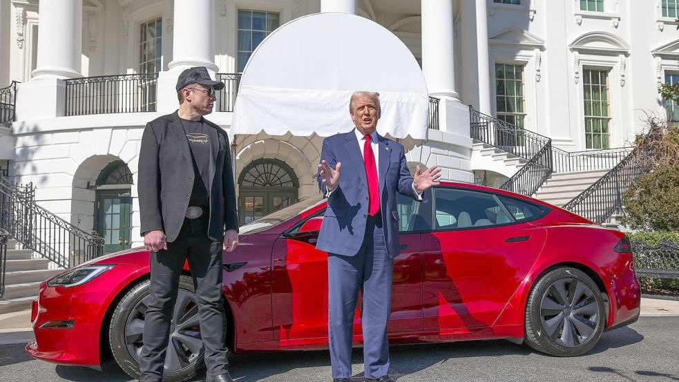 Der Präsident mach Reklame für Tesla. Foto: -/Pool/AP/dpa