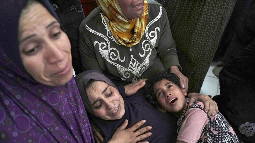 Sehr viele Menschen im Gazastreifen haben Angehörige im Krieg verloren. Foto: Jehad Alshrafi/AP/dpa