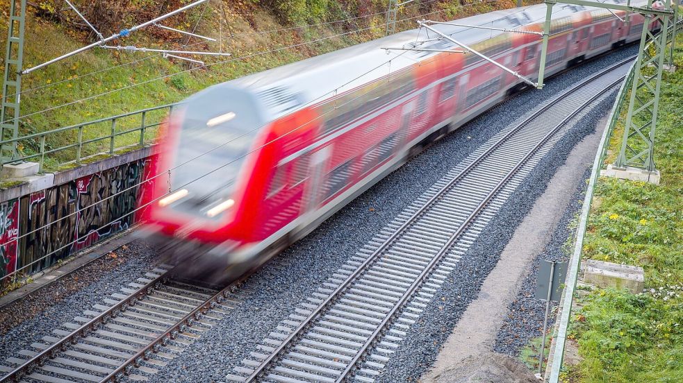 Bis 2027 will DB-Regio die Quote selbst verschuldeter Zugausfälle auf unter ein Prozent bringen. (Archivbild) Foto: Jens Büttner/dpa