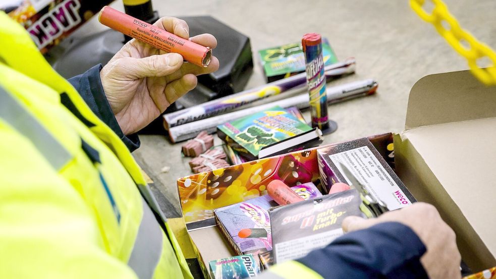 Feuerwerkskörper aus Deutschland werden an der Grenze von niederländischen Beamten inspiziert. Künftig dürfte die Einfuhr von Feuerwerk in die Niederlande komplett verboten sein. Foto: Van der Wal/ANP/Imago Images
