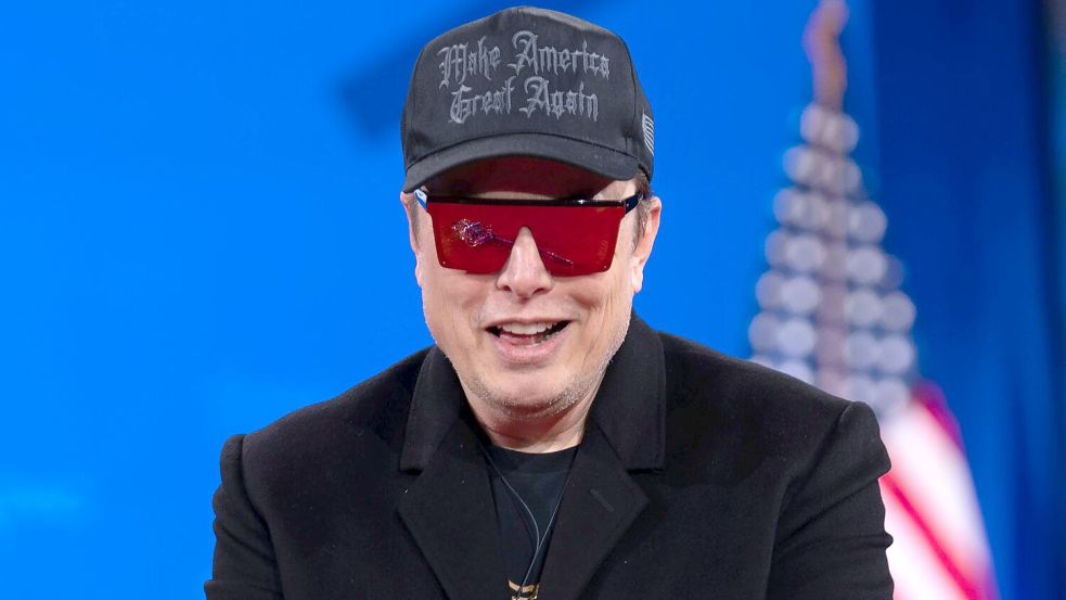 Elon Musk ist laut Forbes-Schätzung der mit Abstand reichste Mensch der Welt. (Archivbild) Foto: Jose Luis Magana/AP/dpa