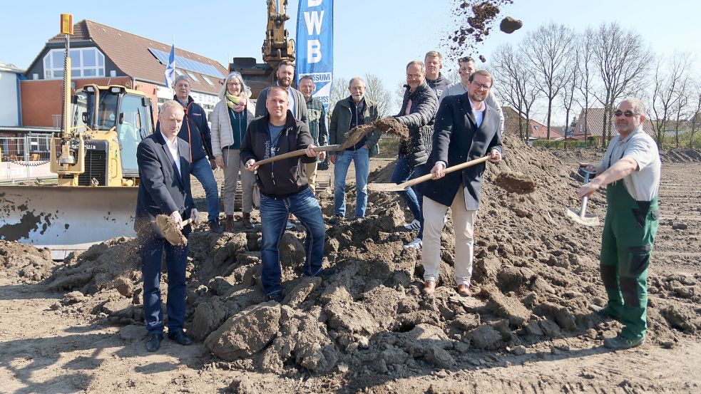 Zum offiziellen „Spatenstich-Termin“ nahmen (von links) Peter Bartsch (Stadtsportbund), Marco Münkenwarf, Ralf Bachmann (beide BW Borssum), Oberbürgermeister Tim Kruithoff und Jörn Schmidt (Firma GrönlooF) einen Spaten in die Hand. Foto: Gerken