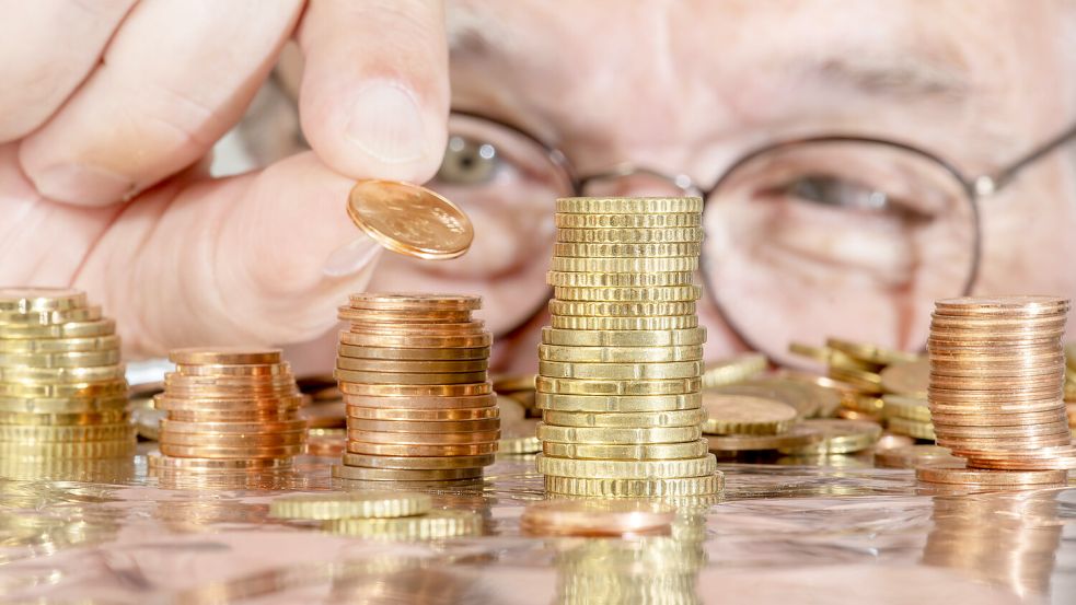 Viele Menschen wollen gerne ein bisschen Geld sparen, oder ihre Finanzen im Blick halten. Eine gute Möglichkeit ist, einen Haushaltsplan zu führen. Foto: IMAGO/Wolfgang Maria Weber
