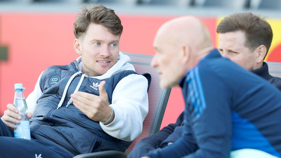 Henning Rießelmann (links) hat bei Kickers Emden viel vorangebracht. Überlegt er, sich aus Emden zurückzuziehen? Foto: Doden, Emden