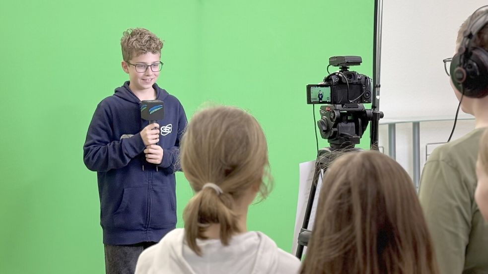 In der Video-Redaktion von Ostfriesen TV haben sich die Schüler vor der Kamera versucht. Foto: Pentzlin