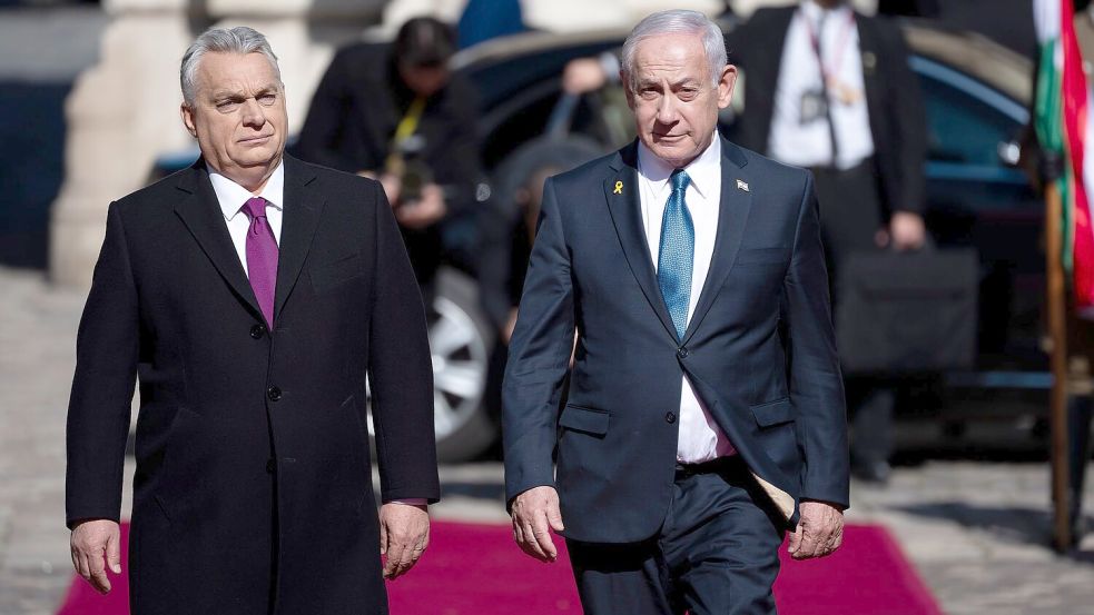 Netanjahu (r) und Orban (l) sind sich darin einig, dass sie den Weltgerichtshof als feindseliges „Mittel der Politik“ ablehnen. Foto: Denes Erdos/AP/dpa