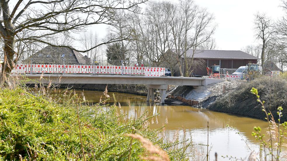 So sah die Baustelle noch Ende März aus: Baken ersetzen das Brückengeländer. Fotos: Wagenaar