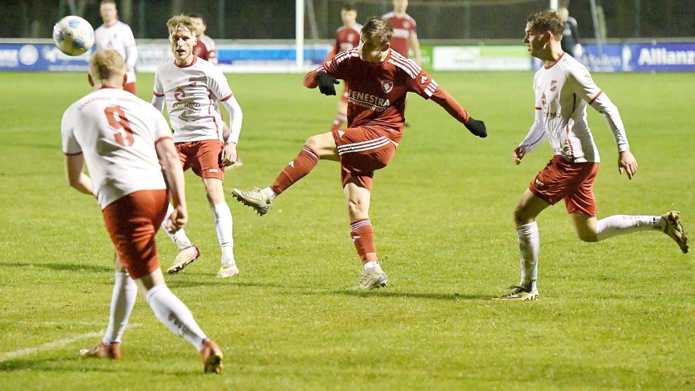 Das erste von drei Unentschieden in diesem Jahr holte TuRa 07 Westrhauderfehn (Jannik Sondag) Mitte März beim 1:1 gegen Concordia Ihrhove im Derby. Beide Teams sind am Freitagabend im Einsatz. Foto: Damm