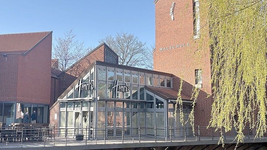 Beim Café Henri‘s sind aktuell die Fenster verklebt. Im Lokal wird umgebaut. Foto: Hanssen