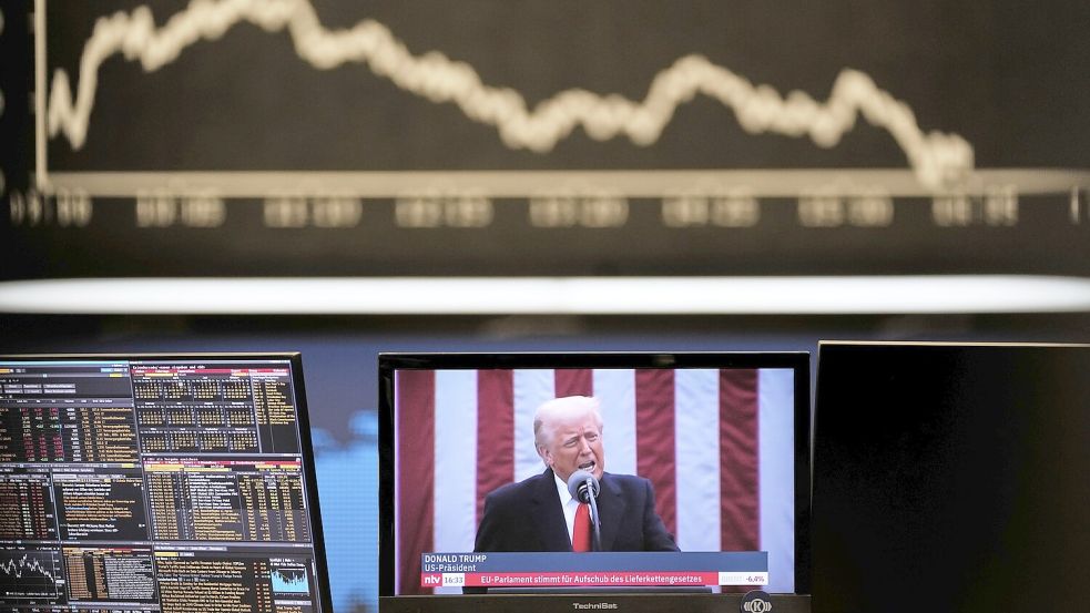 Donald Trumps Rede zu den Zöllen wird auf einem Bildschirm in der Frankfurter Börse gezeigt. Foto: Probst/AP