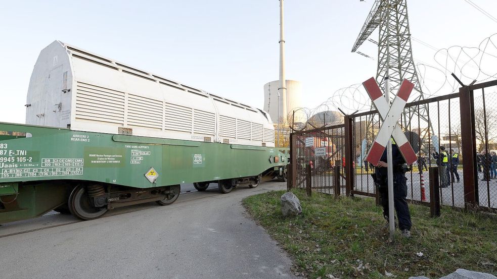 Das Castor-Zug passiert das Tor zum Gelände des Zwischenlagers. Foto: Sven Hoppe/dpa