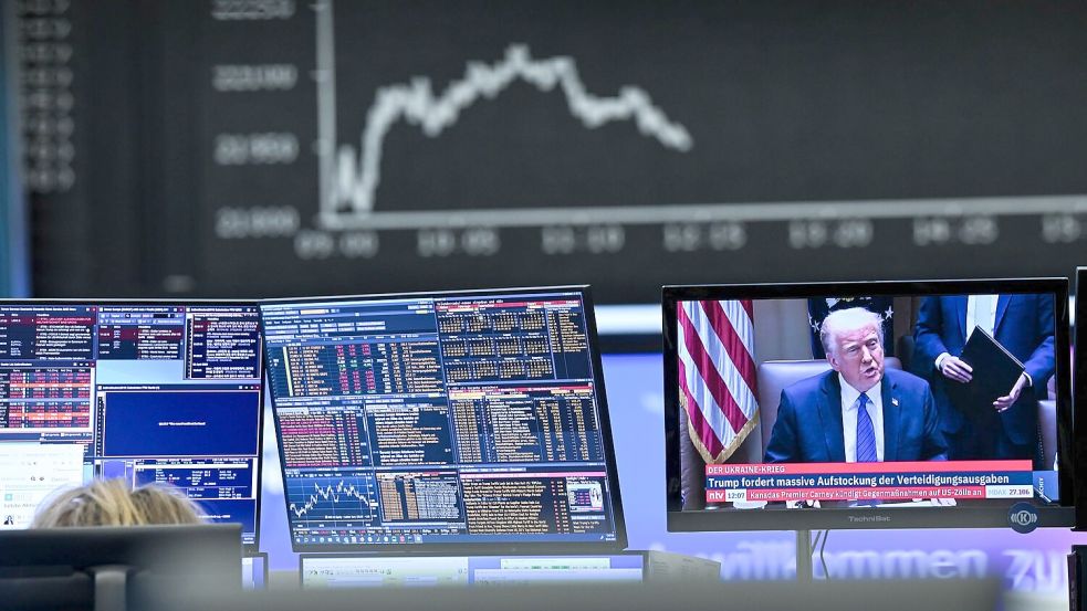 Das angekündigte Zollpaket von US-Präsident Trump hat die Aktienkurse kräftig ins Minus gedrückt. Foto: Arne Dedert/dpa