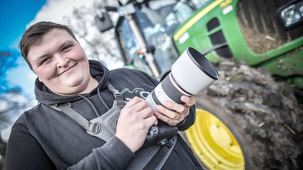 Markus Meyer ist mit seiner Kamera auf dem Acker zugange. Am liebsten fotografiert er Maschinen, die gerade mitten bei der Arbeit sind. Foto: Ortgies