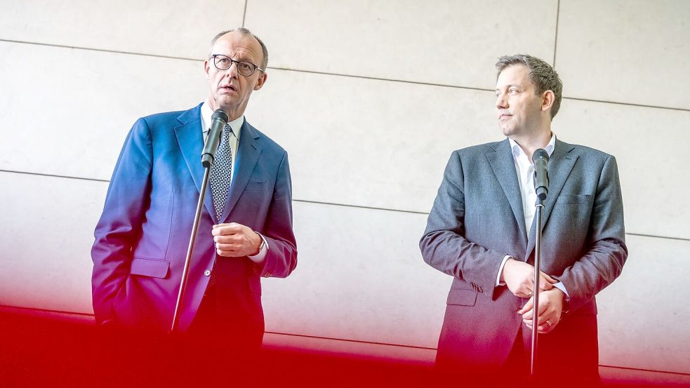 Raus aus dem Wahlkampfmodus, rein in die Verhandlungen: Nach der Bundestagswahl haben sich Merz und Klingbeil vorsichtig angenähert. (Archivbild) Foto: Michael Kappeler/dpa