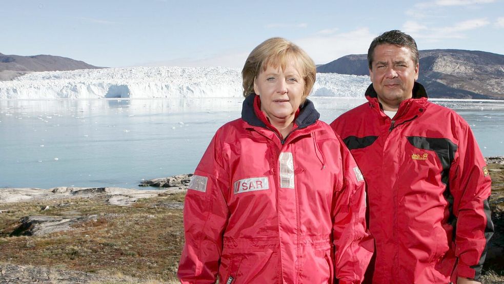 Die Kanzlerin und ihr Vize im Partnerlook vor dem Gletscher: 2007 besuchten Merkel und Gabriel gemeinsam Grönland. (Archivbild) Foto: picture alliance / dpa