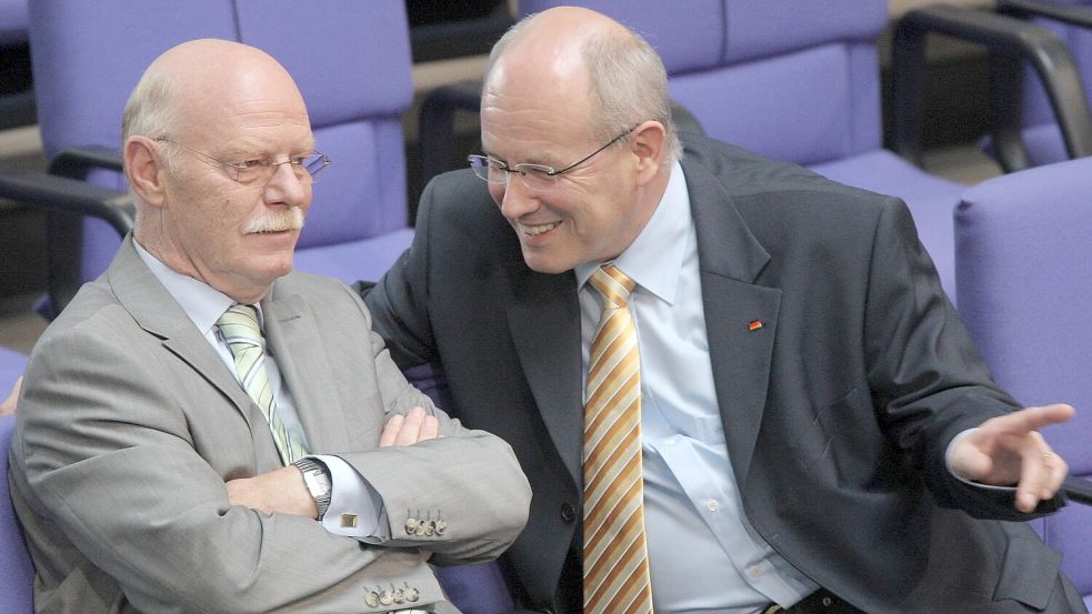 Freundschaft über Fraktionsgrenzen hinweg: Struck und Kauder 2007 im Bundestag (Archivbild) Foto: picture alliance / dpa