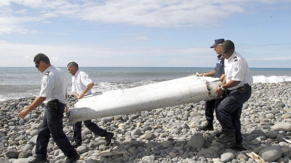 Bisher wurden nur ein paar Dutzend Wrackteile gefunden, nicht aber der Rumpf der Maschine. (Archivbild) Foto: Raymond Wae Tion/MAXPPP/QUOTIDIEN DE LA REUNION/dpa