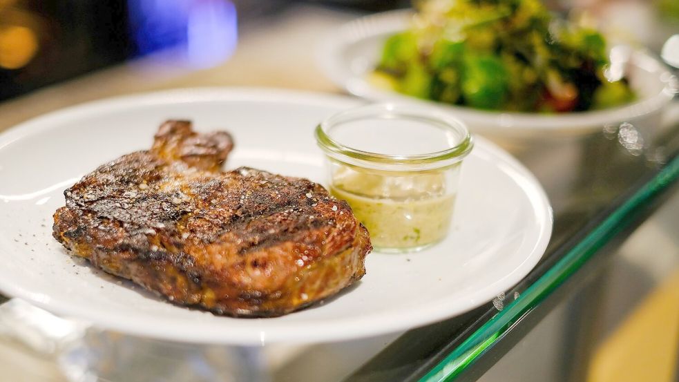 Orthorexie wird fälschlicherweise oft mit Veganismus oder Vegetarismus in Verbindung gebracht. Doch auch Menschen, die nur oder fast nur Fleisch essen, können orthorektisch sein. (Illustration) Foto: picture alliance / dpa
