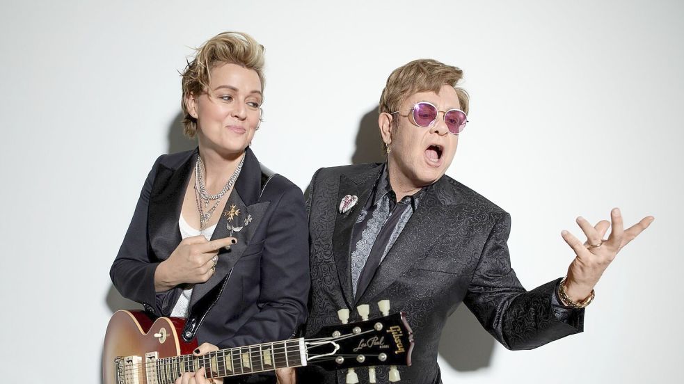 Brandi Carlile und Elton John melden sich mit einem neuen Album zurück. Foto: Peggy Sirota/Universal/dpa
