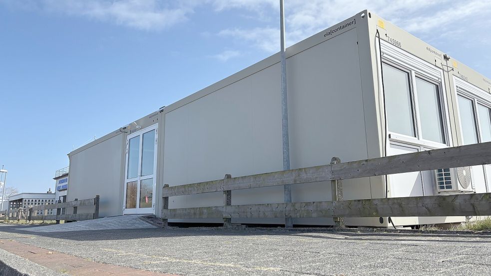 Nicht gerade ein Blickfang: die Container am Flugplatz. Foto: Ferber