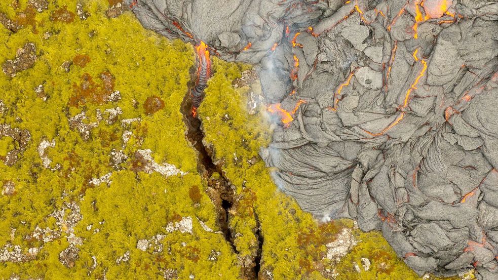 Ein Vulkan bricht nahe der Stadt Grindavik auf der Halbinsel Reykjanes aus. (Archivbild) Foto: Marco di Marco/AP/dpa