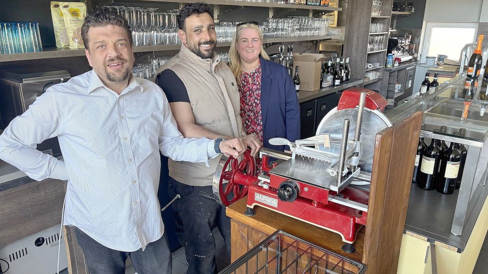 Freuen sich schon auf die Eröffnung des Restaurants Amici am Samstag: Giuseppe Reko (von links), Sultan Al Harbei und Eva-Maria Lübbers. Foto: Ammermann