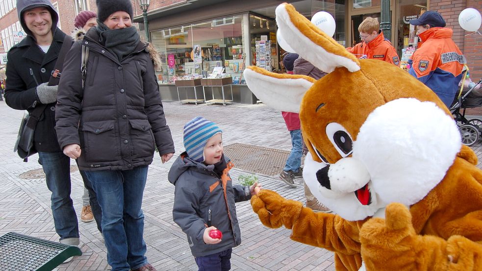 Der Osterhase verteilt traditionell Möhren an die Kinder. Foto: Müller/Archiv