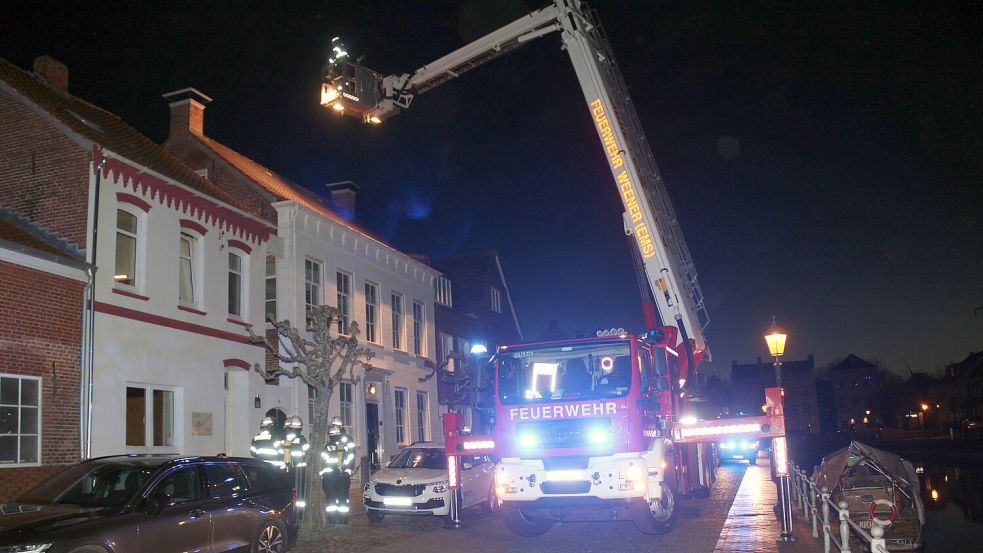 Die Feuerwehr Weener schaute sich das Dach eines Hauses am Hafen in Weener genauer an. Foto: Joachim Rand/Feuerwehr