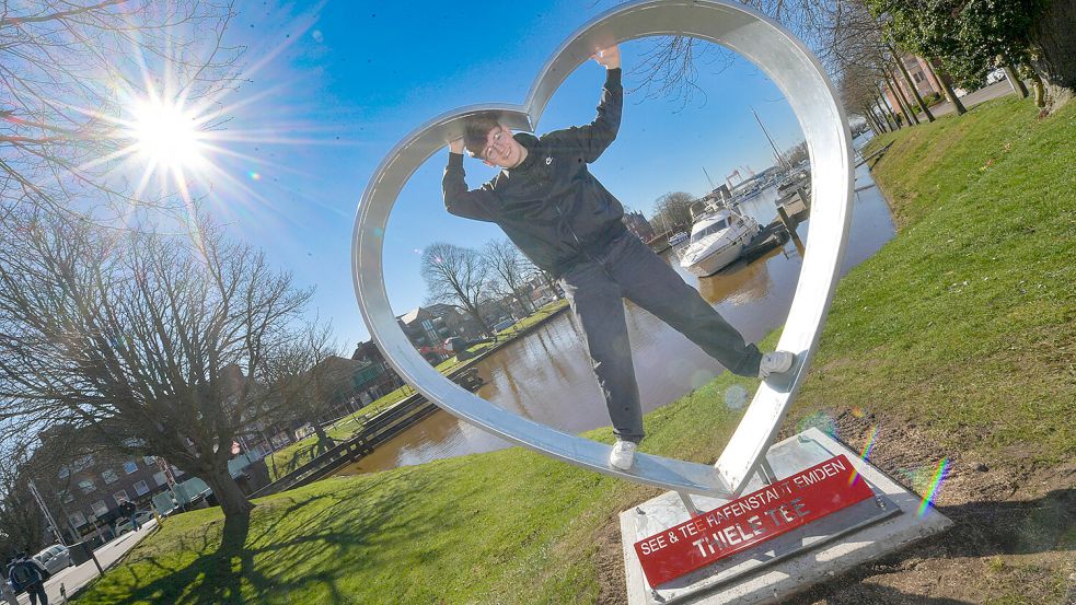 Der neue Fotorahmen in Herzform am Falderndelft wird gut angenommen. Auch OZ-Praktikant Henri Dinkgräve testete das Gebilde. Foto: Ortgies