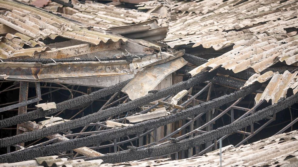 Die Gesamtzahl der Todesopfer des verheerenden Brandes in einem Nachtklub im nordmazedonischen Kocani liegt nun bei 60. Drei Wochen danach erlag der Manager des Lokals seinen schweren Brandverletzungen. Foto: Armin Durgut/AP/dpa