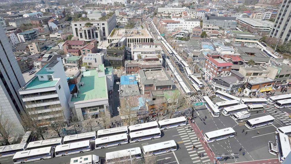 Als Teil der Sicherheitsvorkehrungen wurden Straßen rund um das Verfassungsgericht in Seoul mit Polizeibussen blockiert. Foto: Ahn Young-joon/AP/dpa