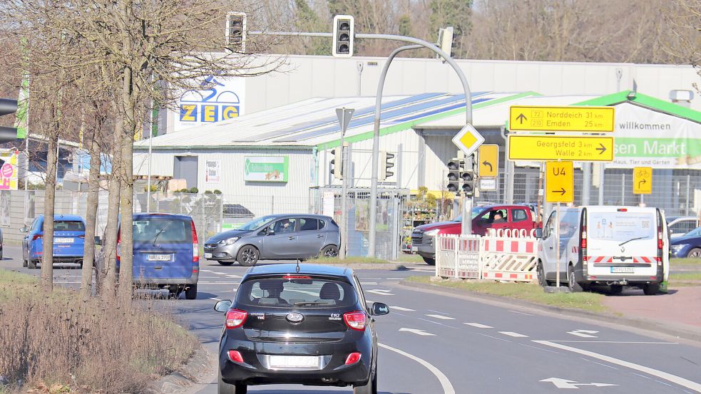 Längere Wartezeiten gibt es wegen des Ampelausfalls derzeit für Fahrzeuge, die aus dem Wallster Weg in die Emder Straße einfahren wollen. Foto: Heino Hermanns