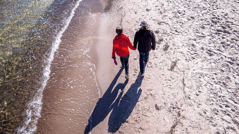 Spaziergänge an der Küste: Es bleibt sonnig, aber die Temperaturen gehen am Wochenende deutlich zurück. Foto: dpa/Jens Büttner
