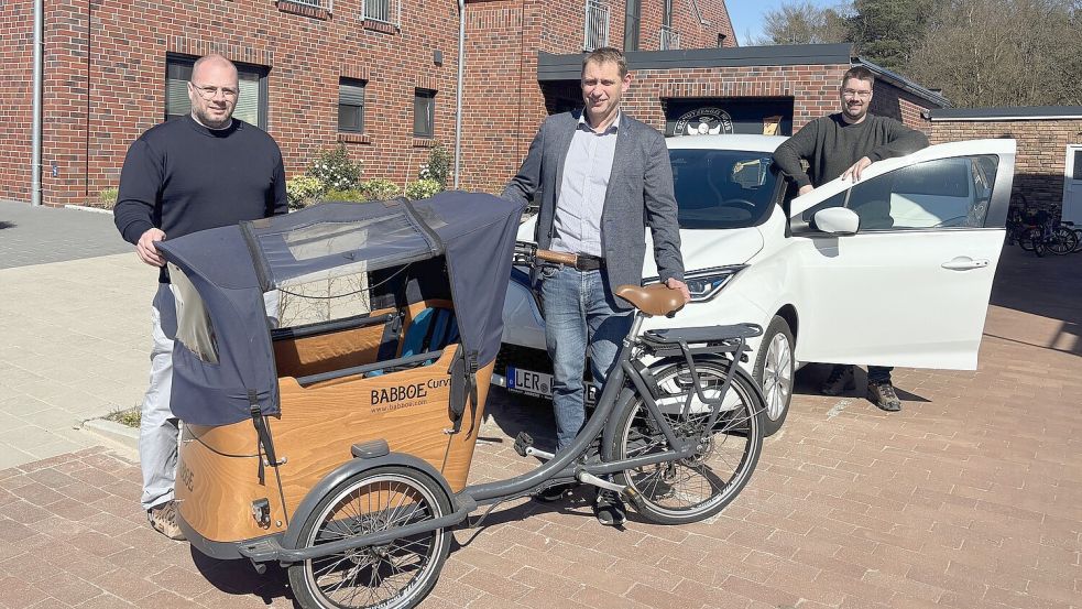 Dr. Johannes Fuchs (von links) und Heinz Trauernicht von der Gemeinde Uplengen hören sich das Angebot von Stefan Luitjens an. Foto: Löschen