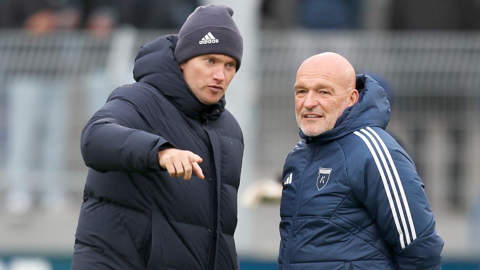 Noch besprechen Henning Rießelmann (links) und Trainer Stefan Emmerling gemeinsam den Weg beim BSV Kickers. Ob das so bleiben wird, scheint ungewiss. Foto: Doden
