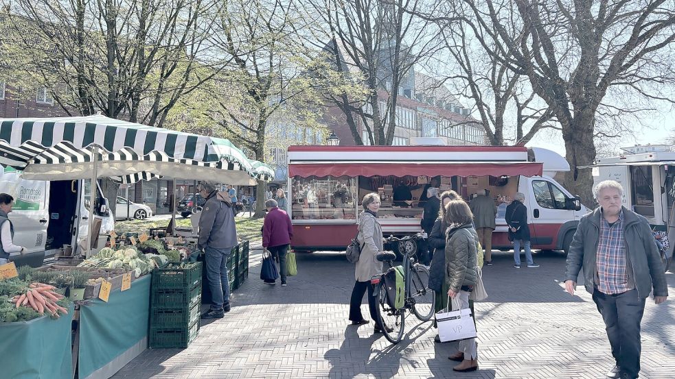 Wochenmarkt im Stadtgarten – das kommt bei vielen in Emden gut an. Foto: Hanssen