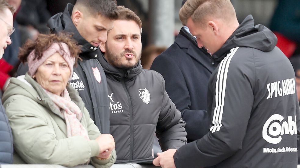 Weil Claudio Casto am Sonntag gegen das Coaching-Verbot verstoßen hat, bekam er eine weitere Sperre aufgebrummt. Foto: Doden, Emden