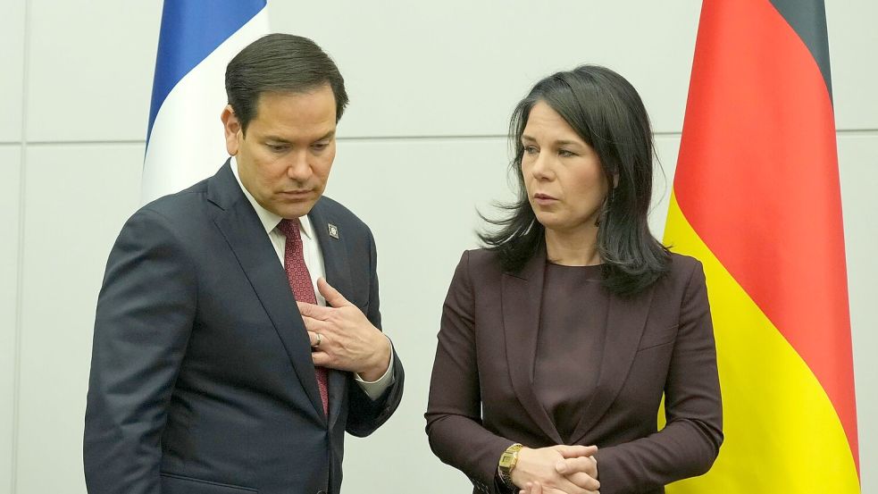 Informierte Nato-Partner in Brüssel über die Friedensbemühungen seines Präsidenten Donald Trump: US-Außenminister Marco Rubio, hier mit seiner deutschen Kollegin Annalena Baerbock. Foto: Jacquelyn Martin/Pool AP/AP/dpa