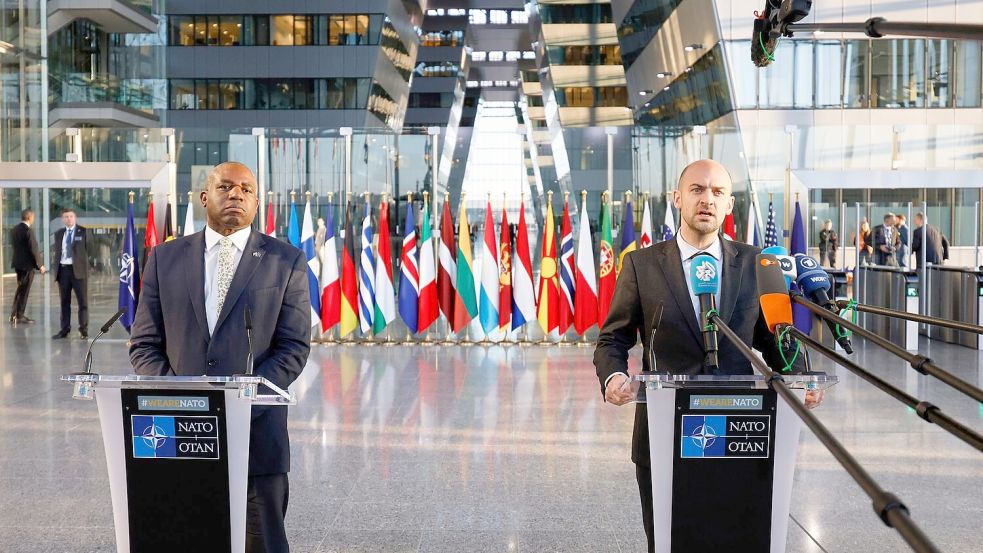 Fordern von Russland einen Kurswechsel: Der britische Außenminister David Lammy (l) und der französische Außenminister Jean-Noel Barrot. Foto: Geert Vanden Wijngaert/AP/dpa