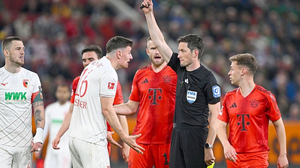 Eine Schlüsselszene: Augsburgs Cedric Zesiger sieht Gelb-Rot. Foto: Tom Weller/dpa