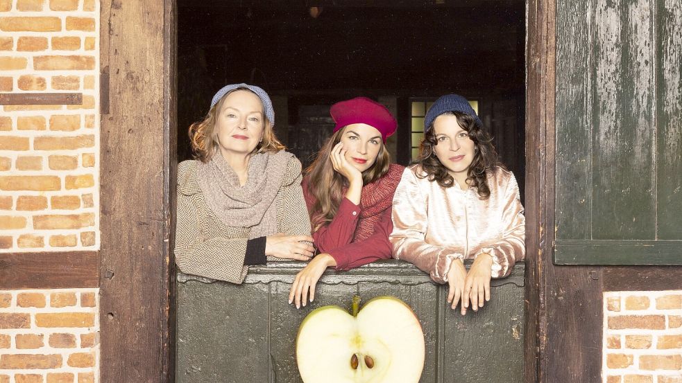 Kerstin Hilbig, Ruth Marie Kröger und Kristina Nadj in der Inszenierung „Altes Land“ nach dem Roman von Dörte Hansen. Foto: Sinje Hasheider/Ohnsorg Theater