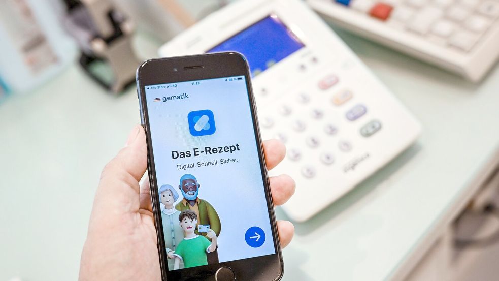 Das E-Rezept wird auf einem zentralen Server gespeichert, und die Apotheke wird beim Einstecken der Karte in das Lesegerät autorisiert, es von dort abzurufen. Foto: Jens Kalaene/dpa/dpa-tmn