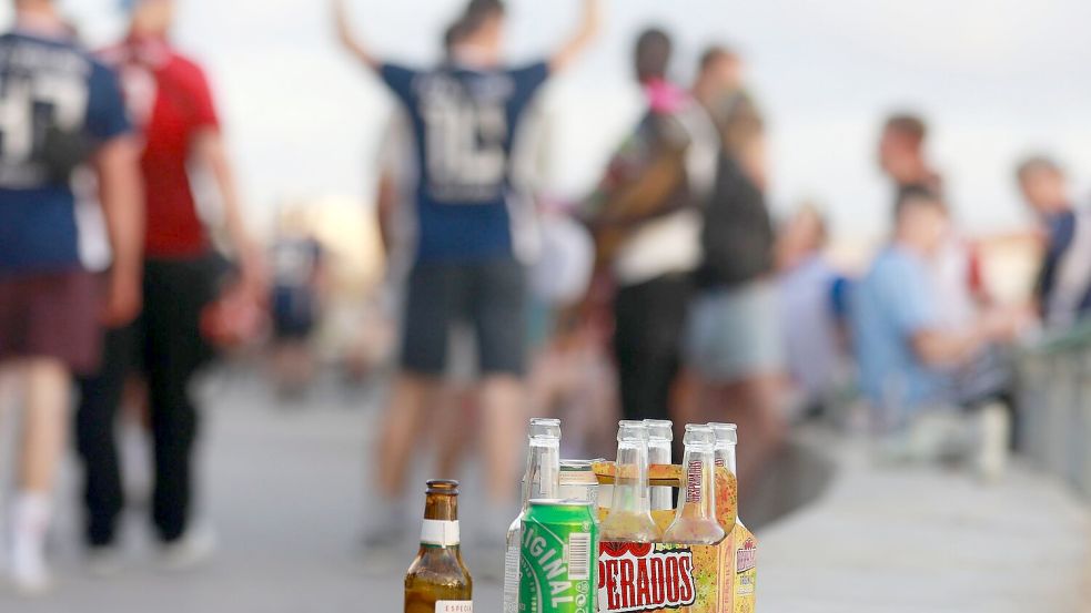 Die Stadt Palma hat vor dem Beginn der neuen Urlaubssaison auf Mallorca ein neues Sicherheitskonzept für den Ballermann vorgestellt. (Archivbild) Foto: Clara Margais/dpa