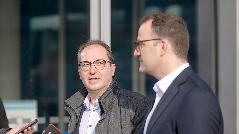 Dobrindt (l) zeigt sich trotz der Umfrage optimistisch. Foto: Christophe Gateau/dpa